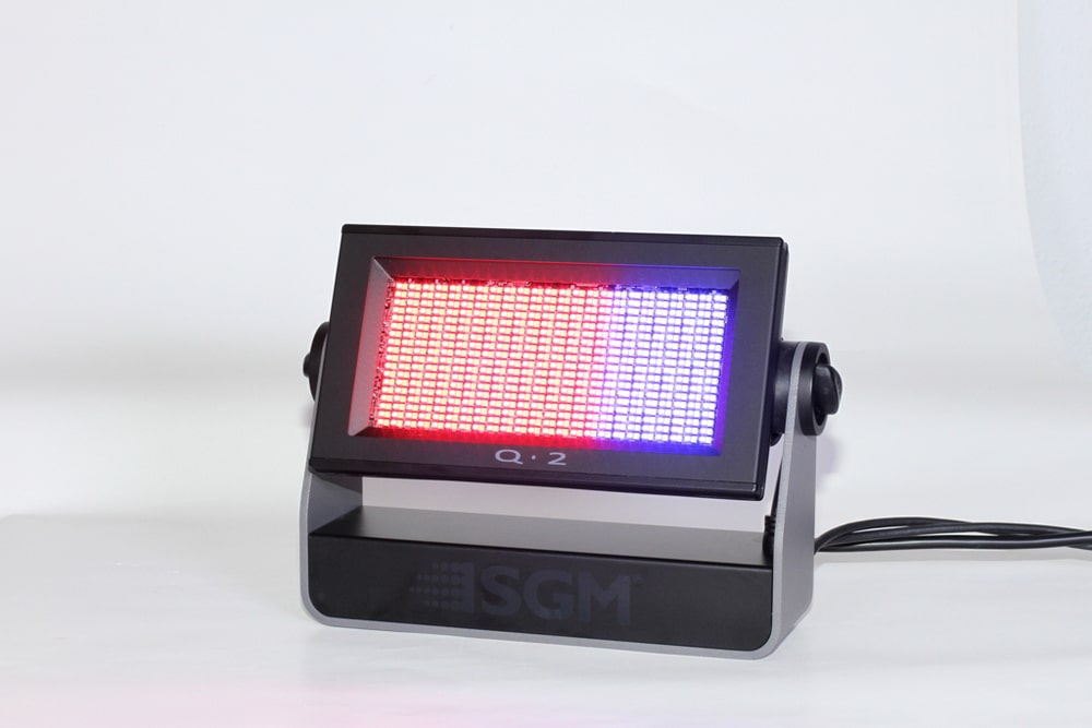 Auch das Q-2 RGBW Color LED Flood Blind Strobe stellt unterschiedliche DMX-Modi zur Verfügung und lässt wie beim P-2 LED Wash Light eine Dreiteilung der Segmente zu
