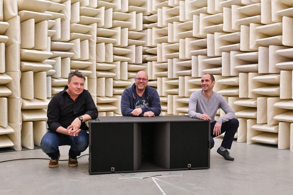Gruppenfoto mit Subwoofer: Der L-Acoustics KS28 mit Martin Rode, Genio Kronauer und Christophe Combet (v.l.n.r)
