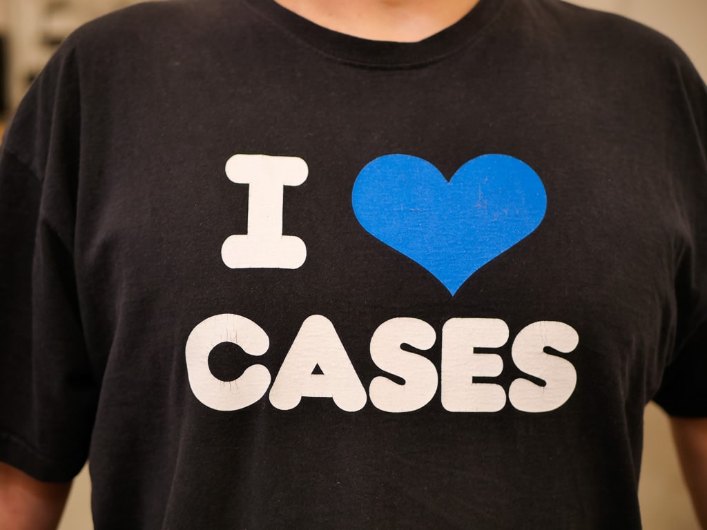 T-Shirt mit der Aufschrift "I love cases"