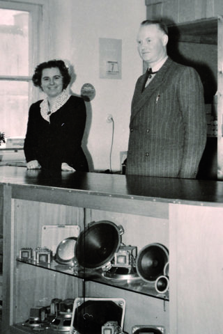 oben: 1953 Hermann Adam mit Ehefrau im Münchner Ladengeschäft; unten: in der Vitrine liegt ein Isophon-Lautsprecher