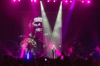 Blick auf die Bühne bei der Rea Garvey Neon-Tour 2018