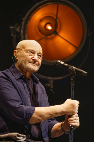 Phil Collins vor Robe Patt und mit Shure KSM 8