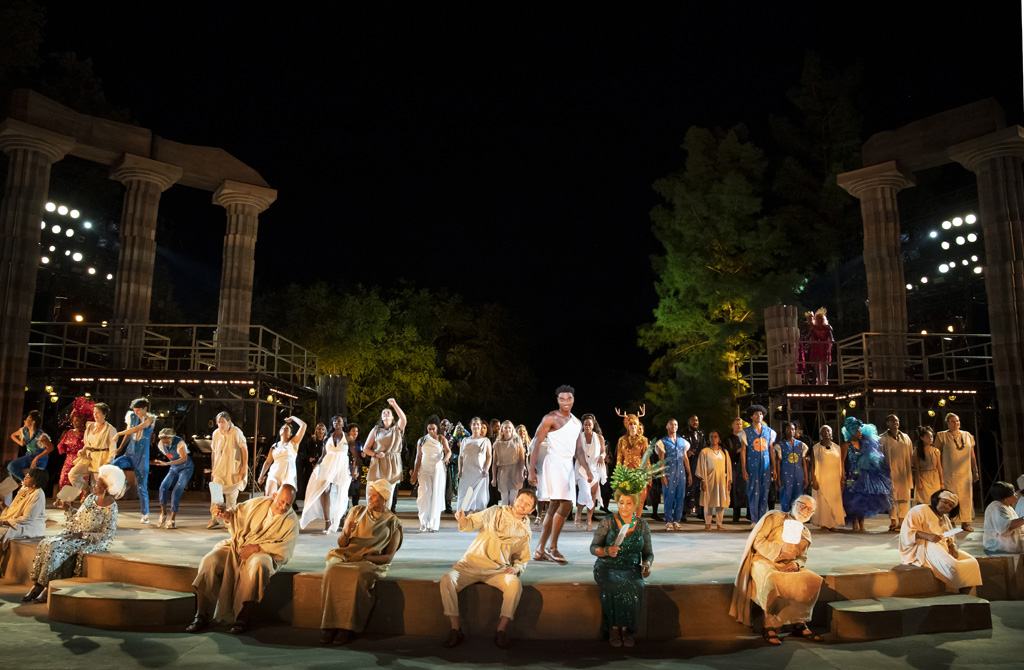 Bühne mit Ensemble und Licht