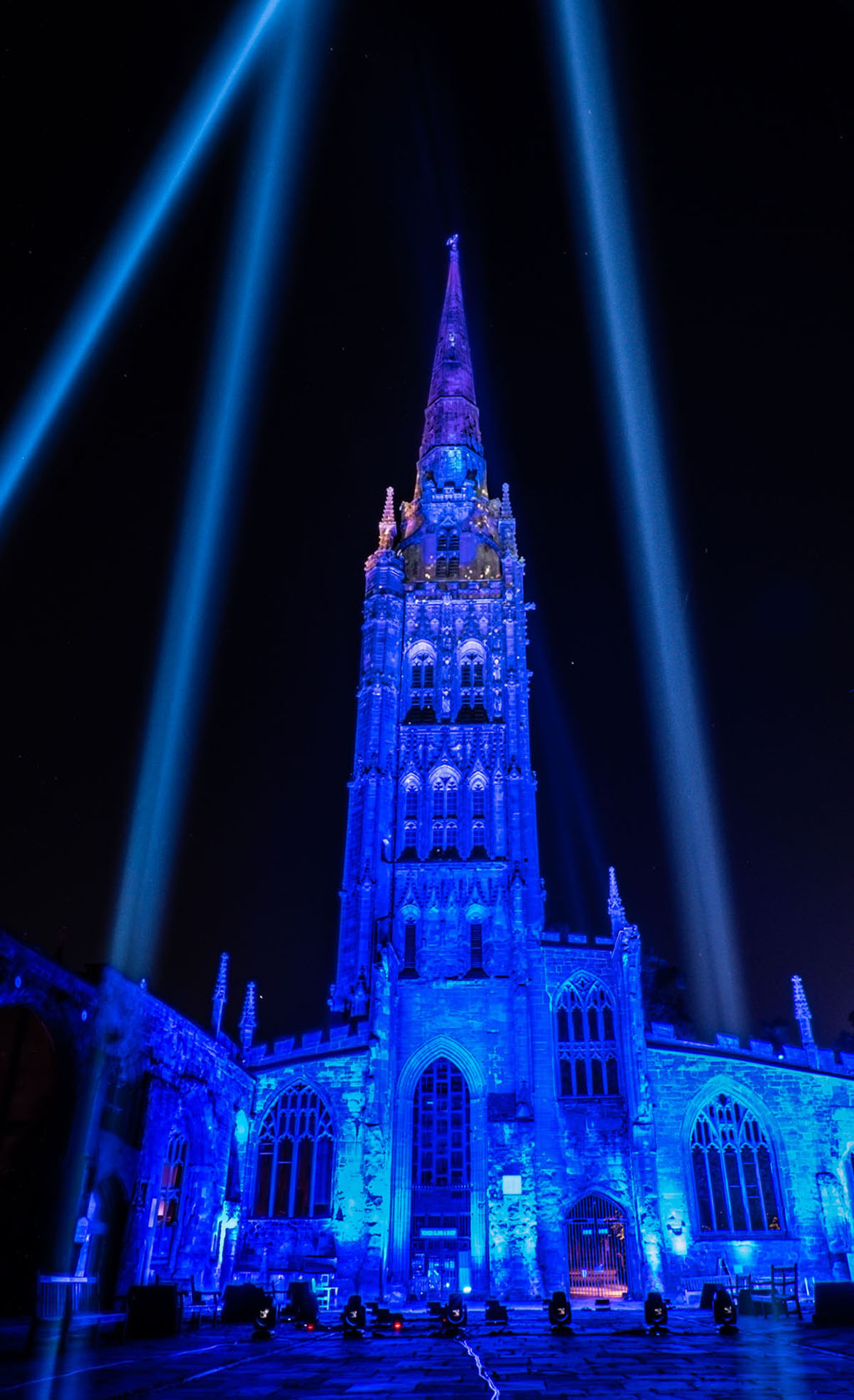 Blau beleuchtete St. Michael's Cathedral