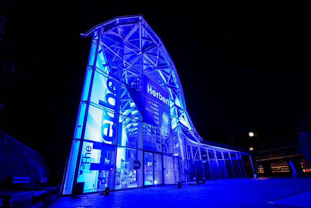 Blau beleuchtetes Herbert Museum