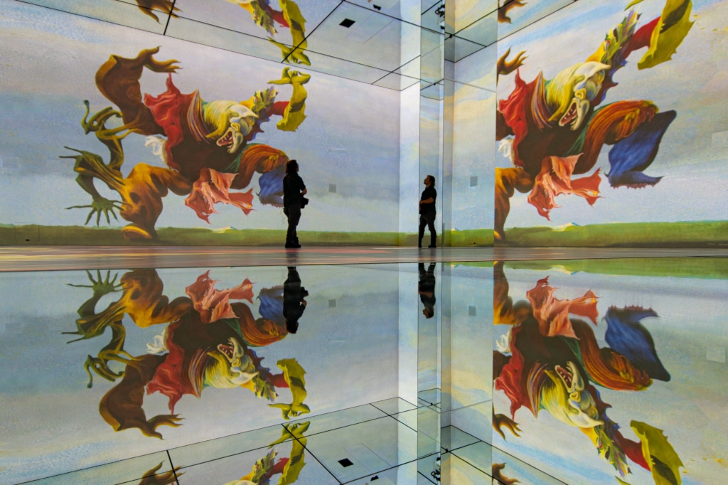 Frameless-Kunstprojekt mit Spiegelung auf den Boden