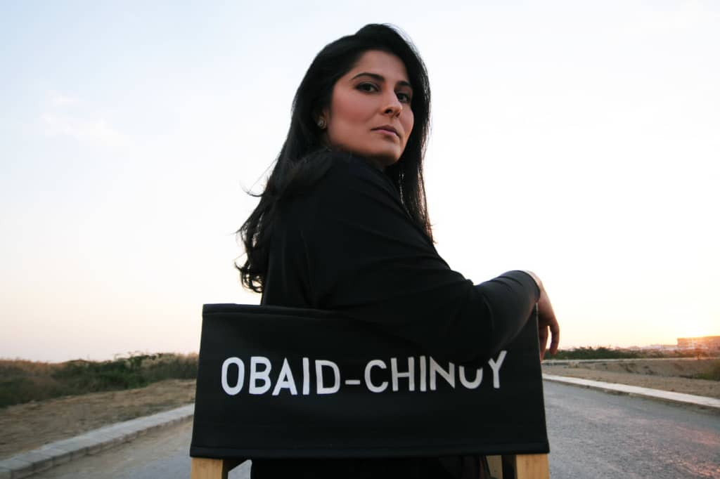Sharmeen Obaid-Chinoy im Regie-Stuhl