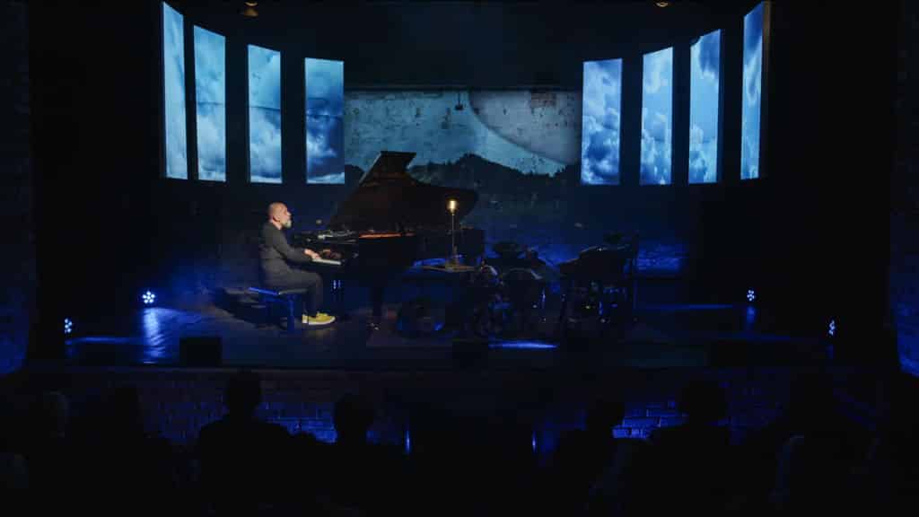 Martin Kälberer am Klavier auf der Bühne aus Sicht des Publikums