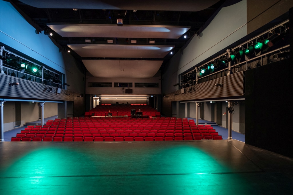 Bühne des Theaters Radebeul mit Blick auf Publikumssaal