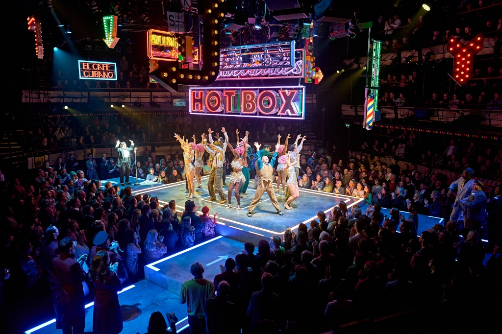 Guys & Dolls-Musical im Bridge Theatre London, Blick auf Bühne und Publikum