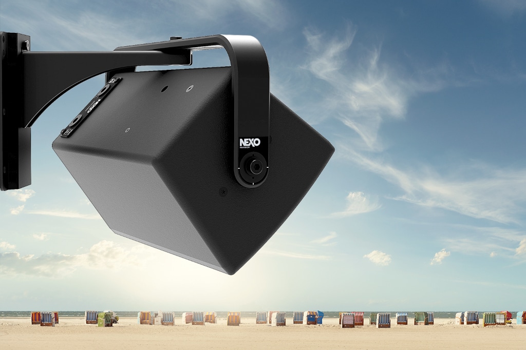 Nexo ePS-Outdoor-Lautsprecher am Strand in der Sonne unter UV-Einfluss