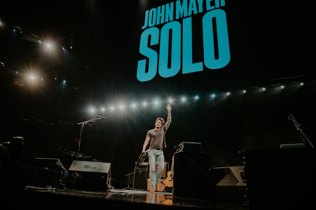 John Mayer winkt von der Bühne ins Publikum