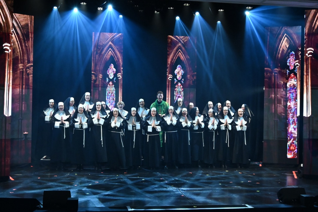 Sister Act – Das Musical: Kathedralen-Bühnenbild mit Chor