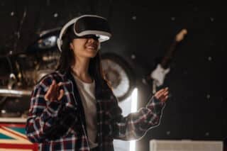 Lächelnde Person mit VR-Brille