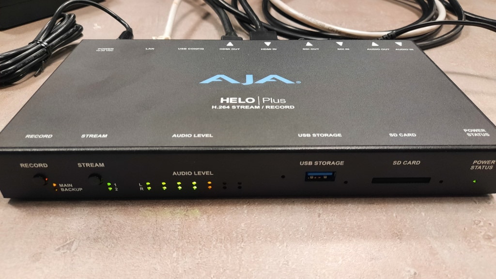 Vorderseite des Helo Plus mit neuem Audio Level Meter und Start-/Stopptasten für Streaming und Recording