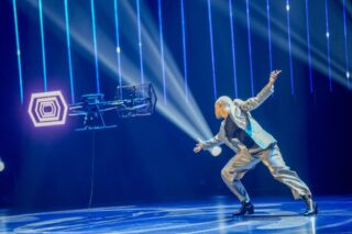 Bühne mit Drohne und Tänzerin