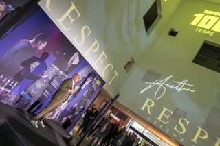 Marco Weissert, Associate Vice President und Managing Director Europe, stellt bei seiner Keynote Shure in der Europazentrale deren Wertecodex vor: „Equity“ stand bereits 1925 bei Sidney N. Shure im Vordergrund. Sie bilde noch heute die Basis für vertrauensvolle, faire Beziehungen in den Markt