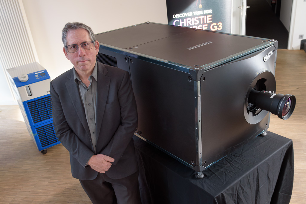 Larry Paul vor Projektor