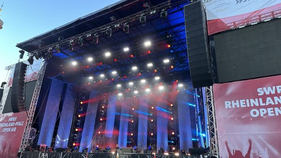 Deutschlands größte Trailerbühne setzt auf Global Truss