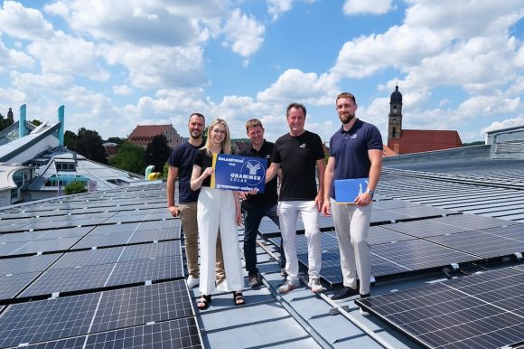 Neue Photovoltaikanlage auf dem Dach des ACC in Betrieb