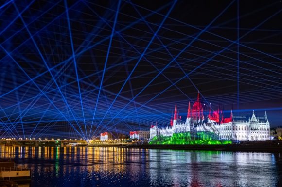 Panasonic bespielt Budapester Parlament mit 83 Projektoren