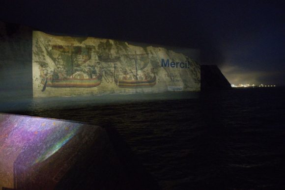 Panasonic projiziert Teppich von Bayeux auf Kreidefelsen von Dover