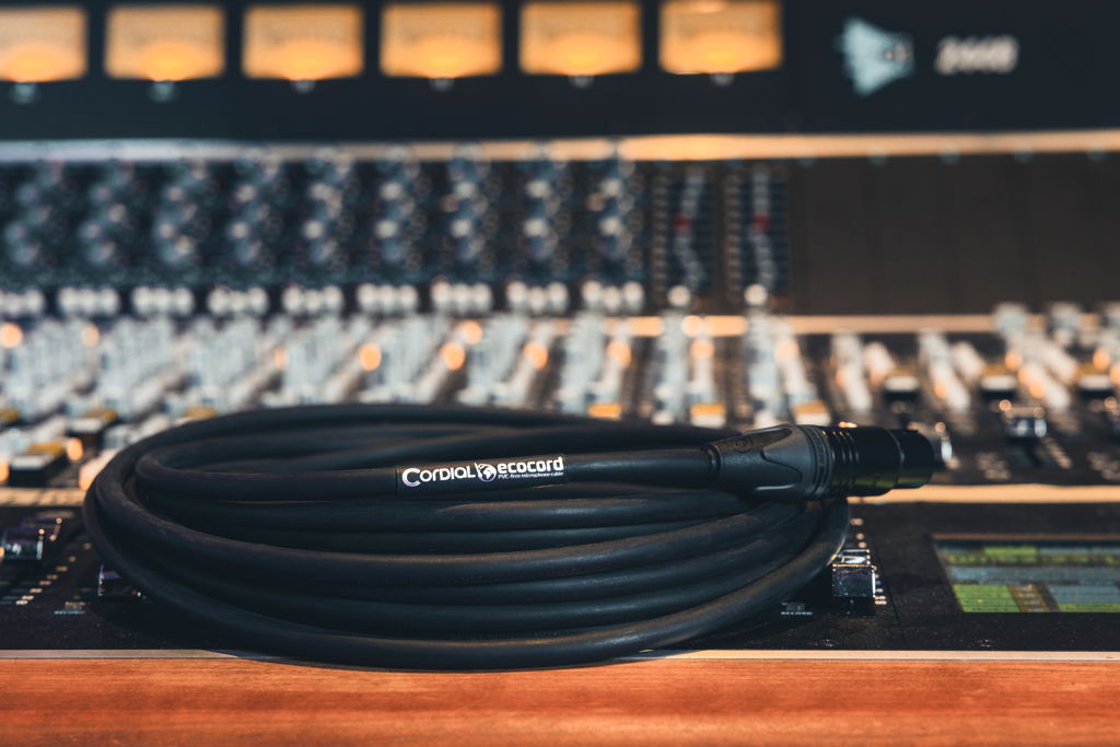 Kabel auf Audio-Mischpult