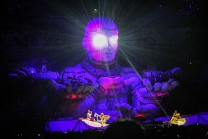 Bühnengestaltung mit übergroßer Skulptur